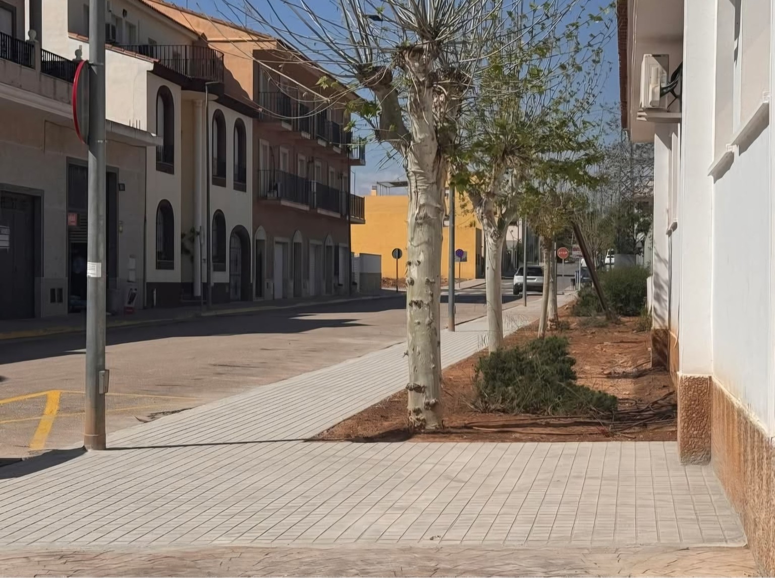 Nueva acera de la Calle Cervantes tras la actuación.