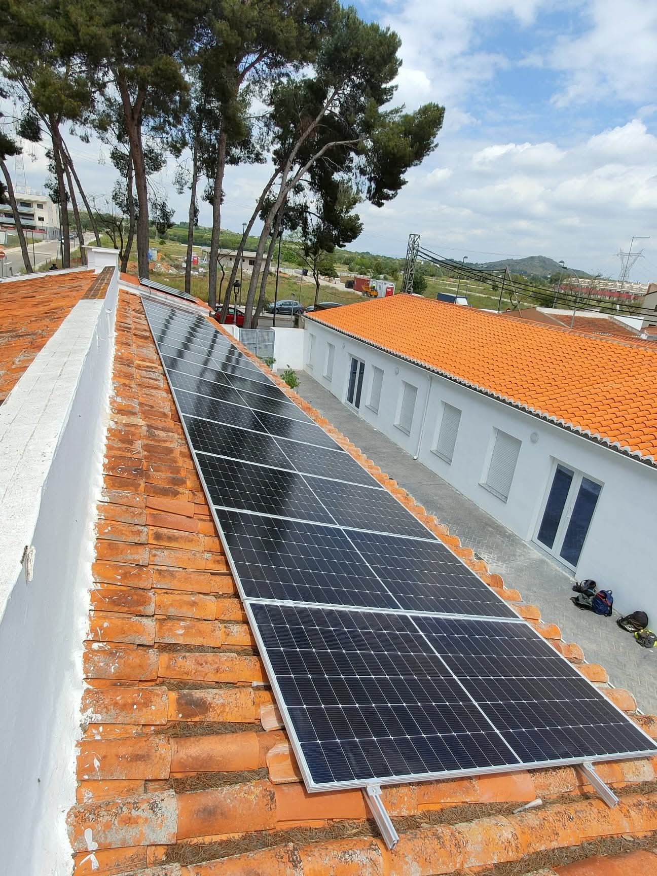 Placas solares instaladas en la cubierta de un edificio municipal.