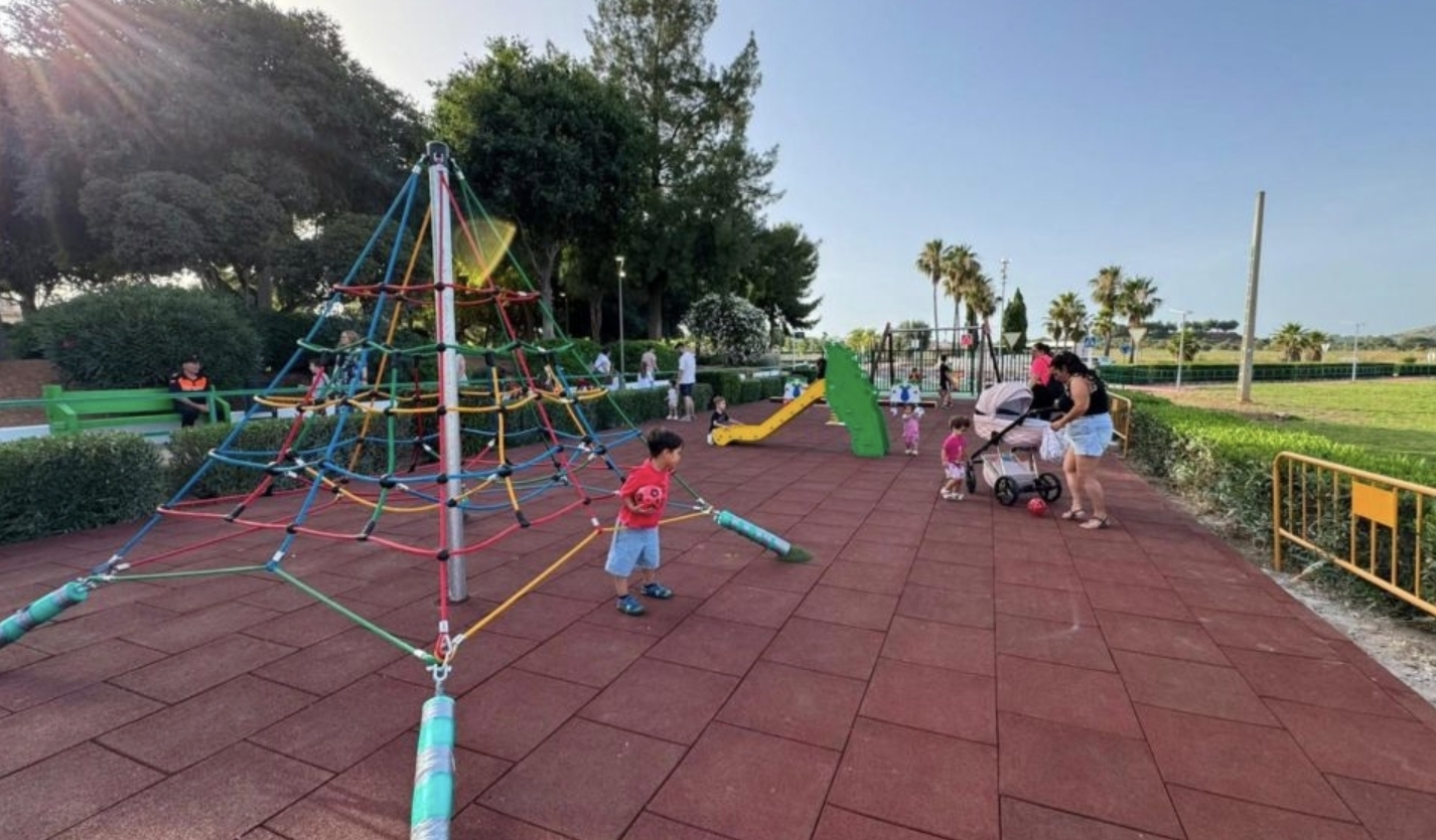 Zona de juegos del Parque SUR con familias y niños jugando.