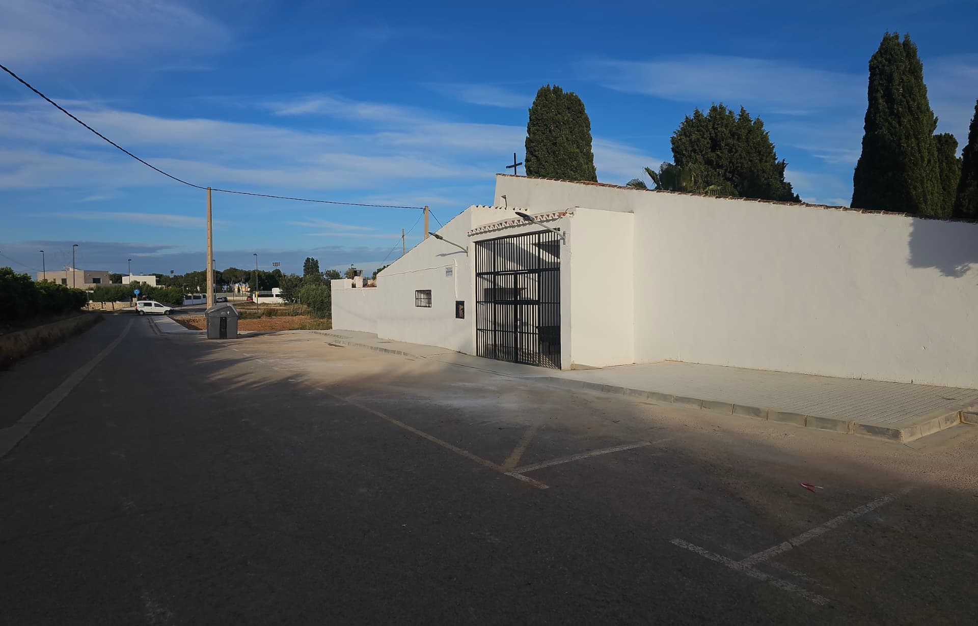 Entrada del cementerio con la acera y el bordillo terminados