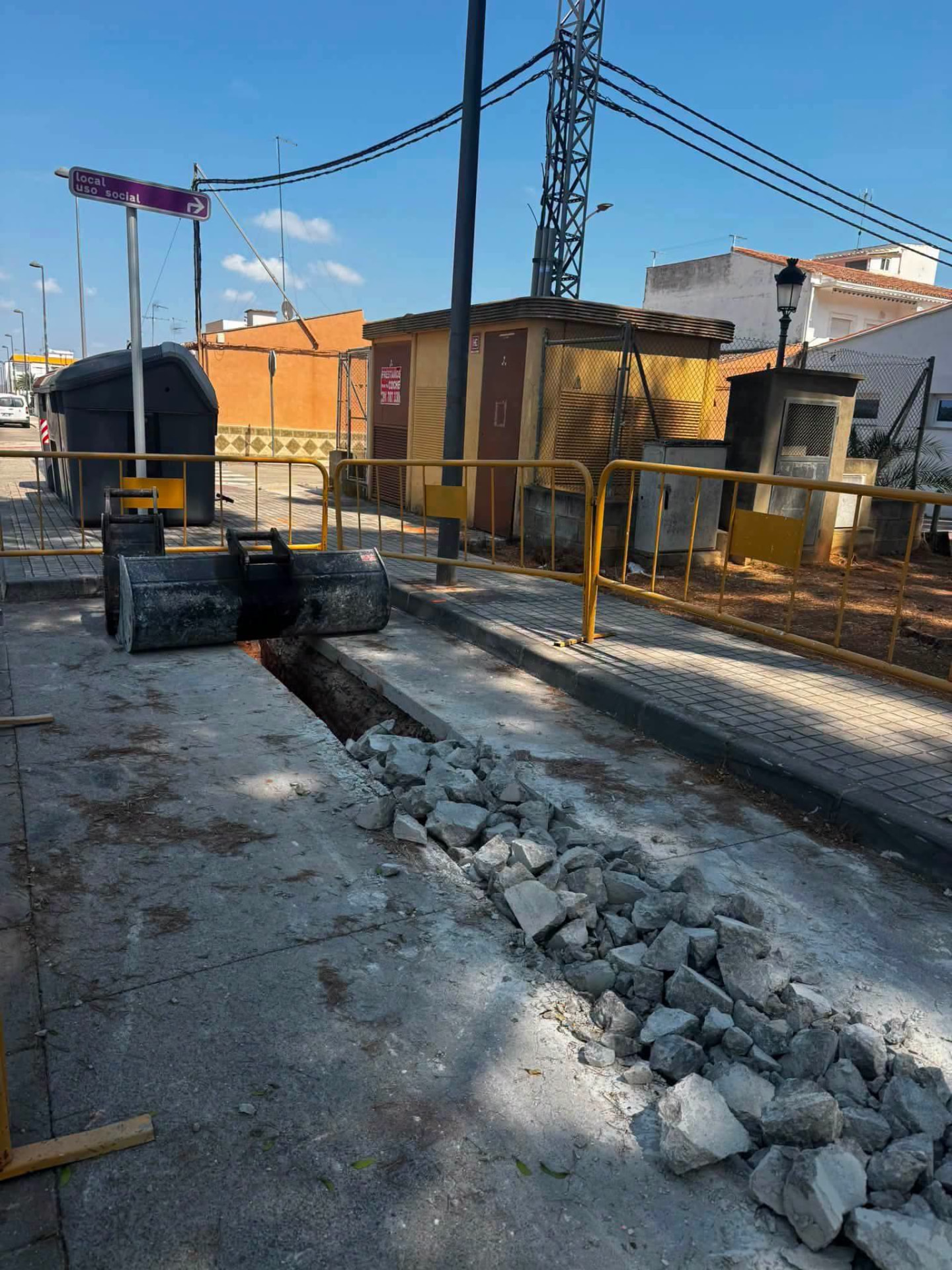 Calle con una zanja abierta junto a un centro de transformación durante trabajos en la red eléctrica.