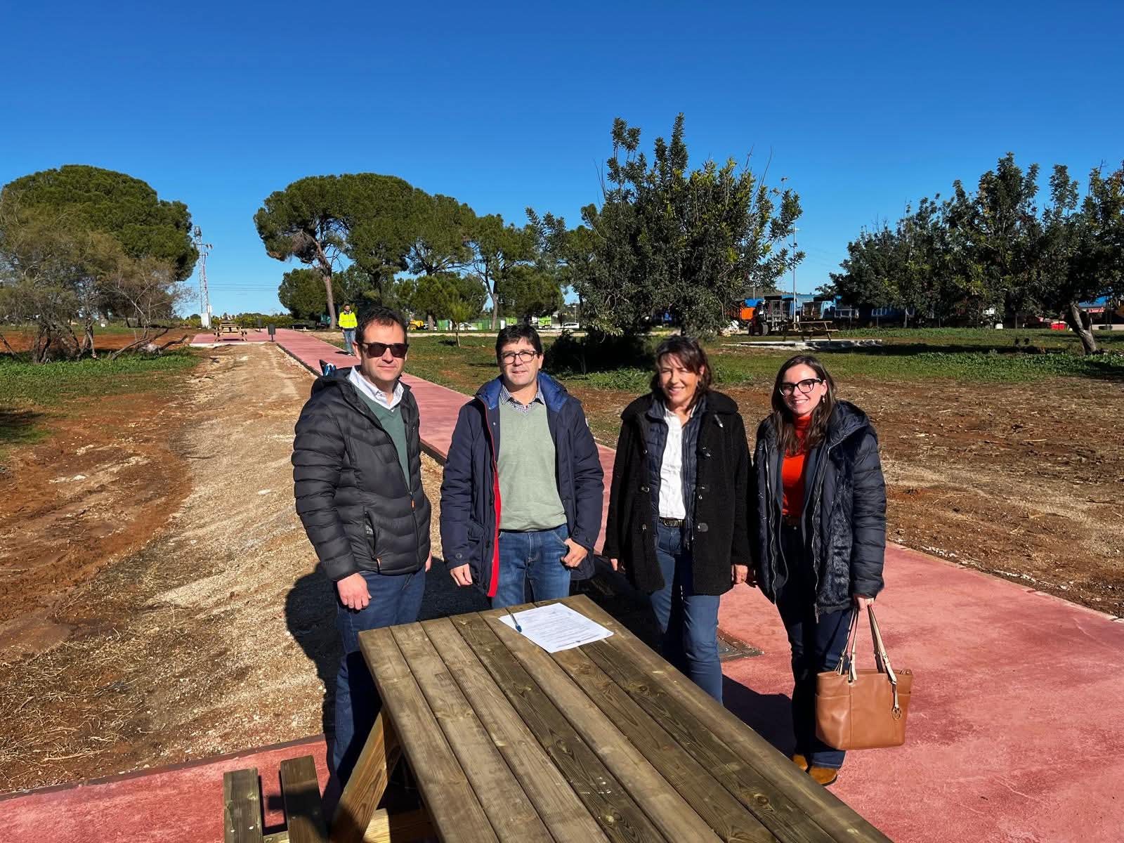 Visita a la nueva zona verde y de esparcimiento del Parque Empresarial, con representantes municipales y empresarios.