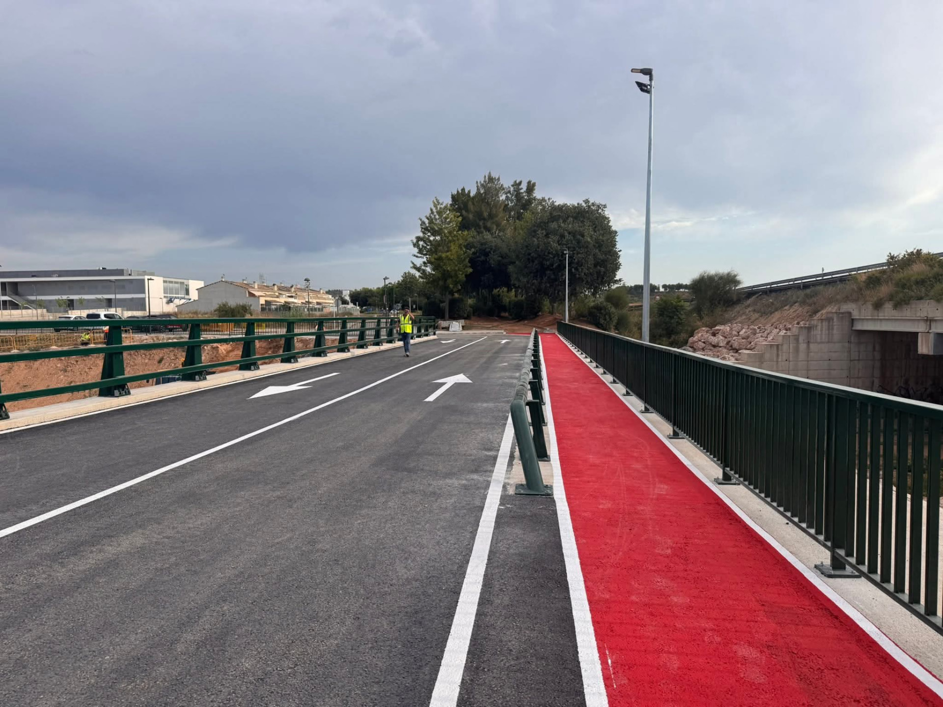 Puente de la estación terminado, con calzada, acera y carril bici