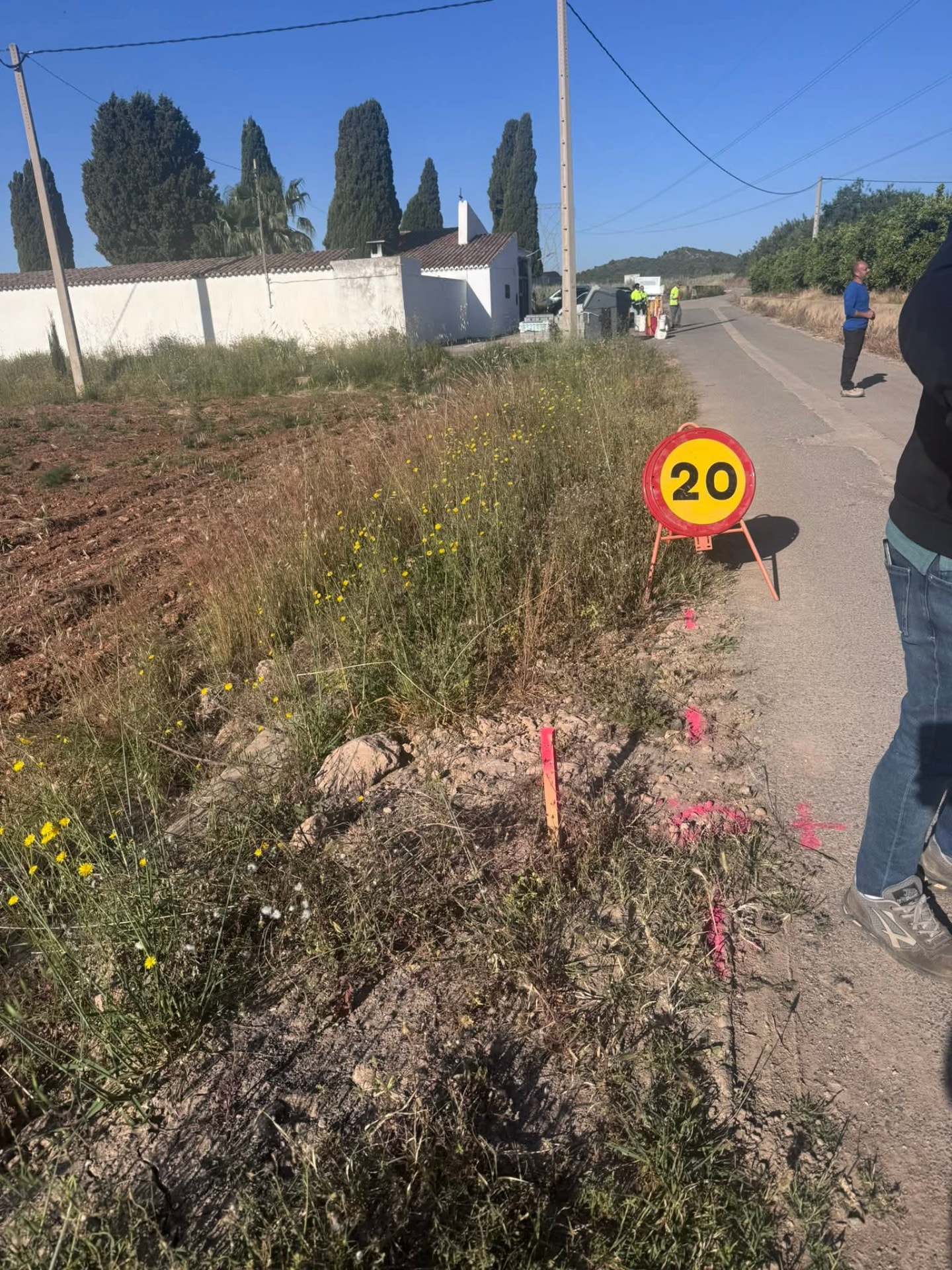 Camino de acceso al cementerio antes de la obra, con el trazado marcado en el terreno