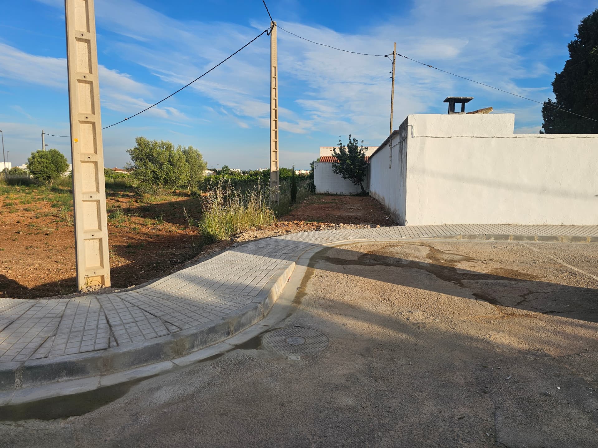 Acera y bordillo ejecutados en la curva de acceso al cementerio
