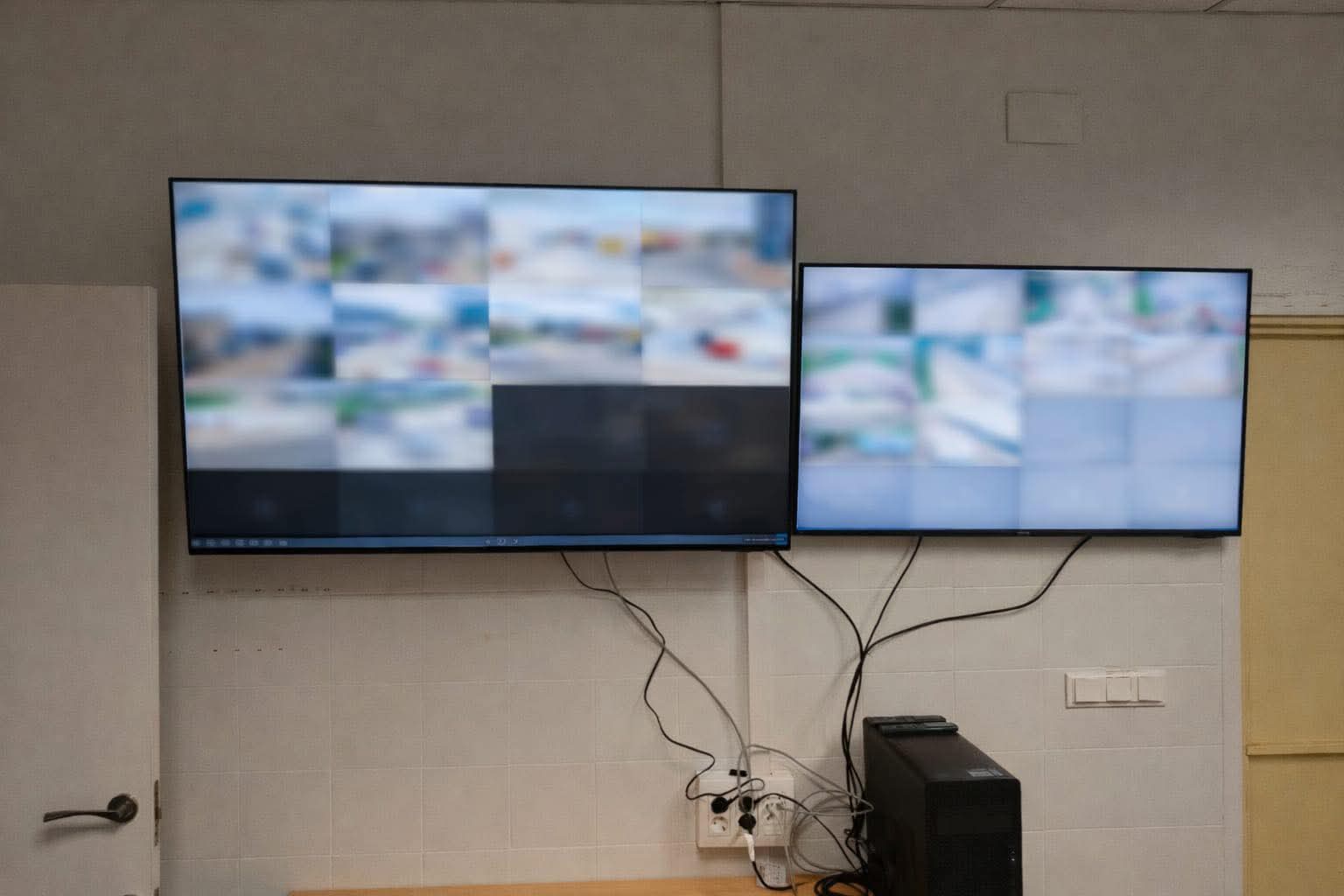Dos pantallas de visualización con las imágenes del sistema de videovigilancia municipal.