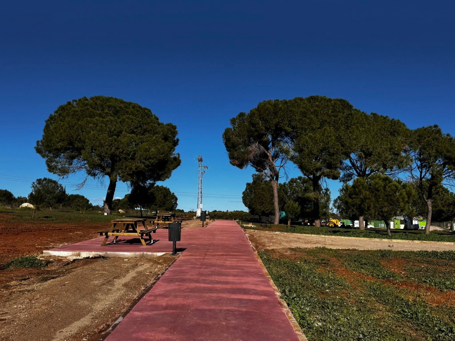 Nueva zona verde del Parque Empresarial, con paseo central y viviendas del entorno.
