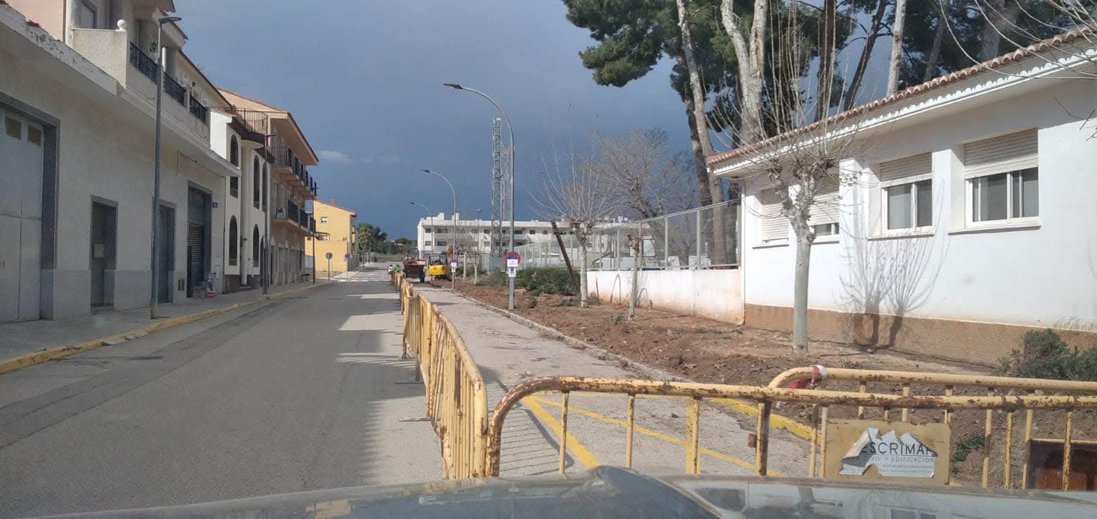 Calle Cervantes antes de la actuación, sin acera para el paso de peatones.