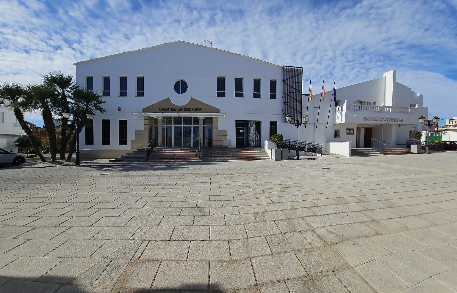 Casa de la Cultura y Teatro Municipal con el pavimento de la plaza renovado.